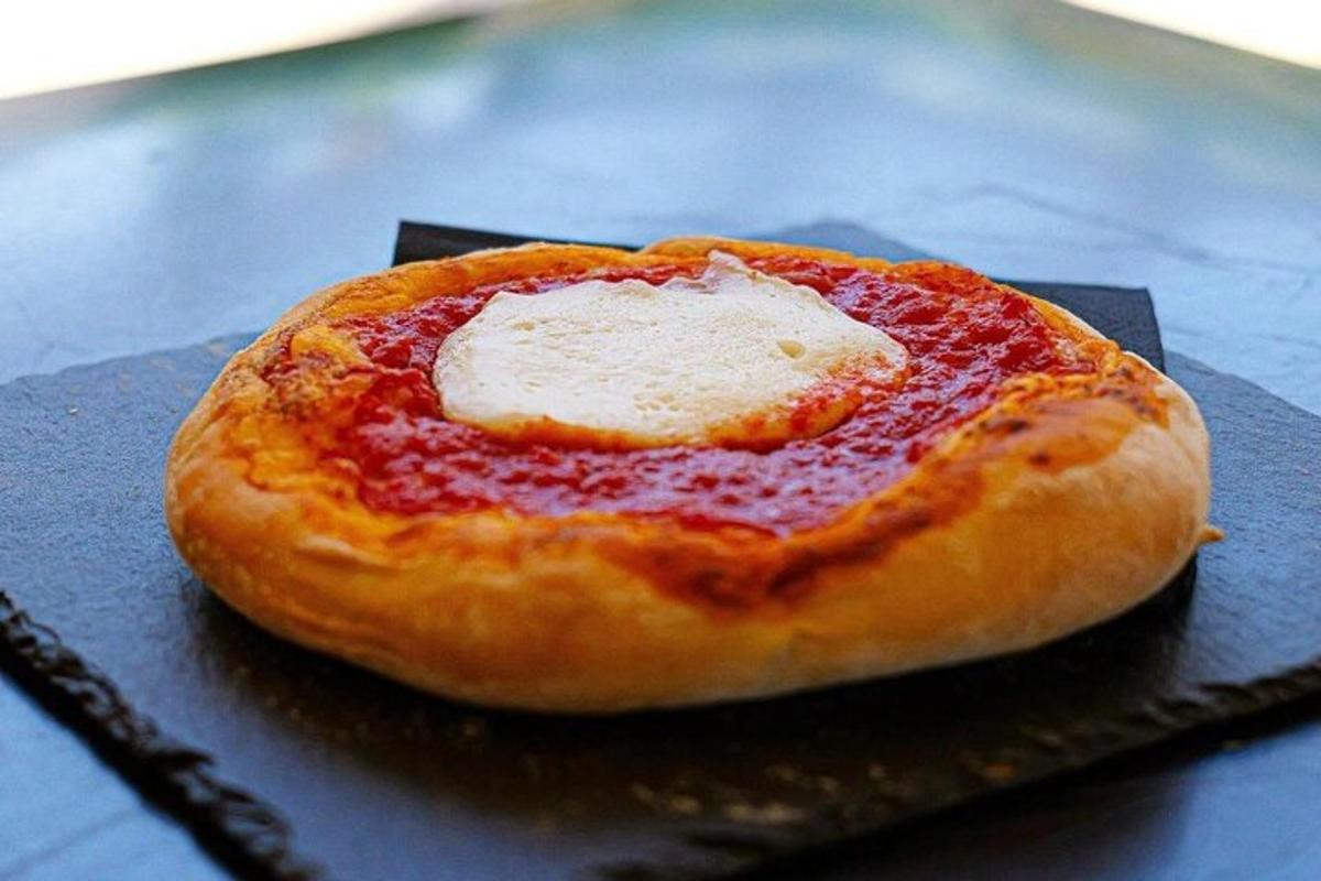 lítil pizza sem stendur ofan á borði