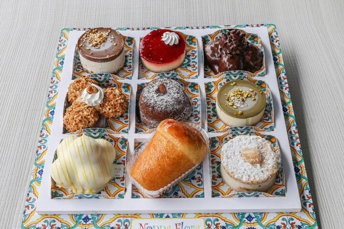 una safata de diferents tipus de donuts sobre una taula