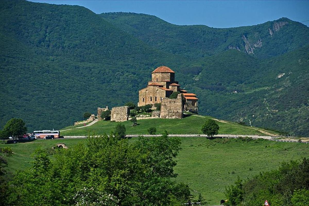 stará budova na vrcholu zeleného kopce