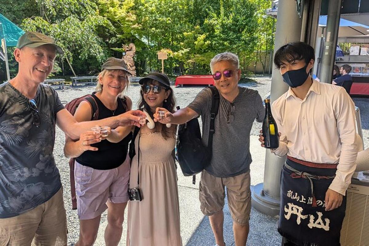 一群人摆姿势拍照