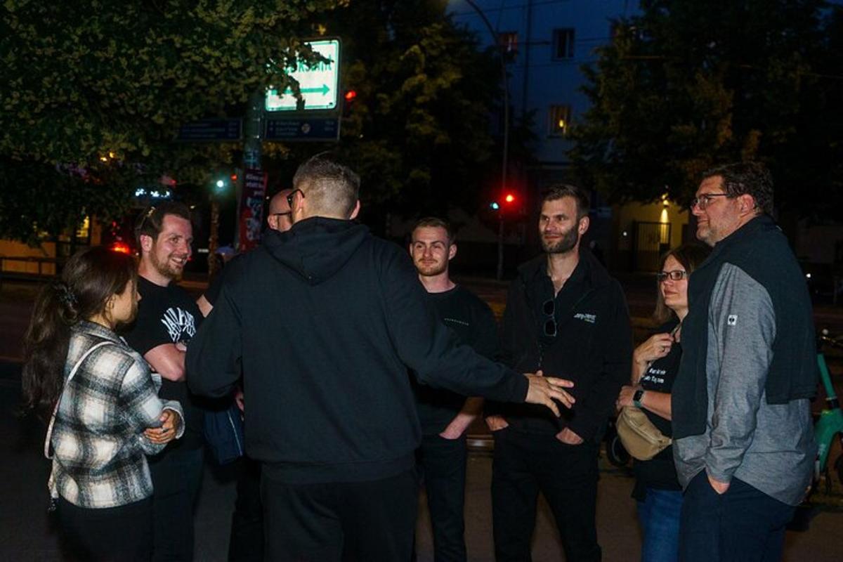 un grup de persones que es troben al voltant de les altres