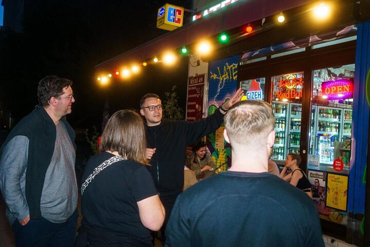 een groep mensen die buiten een bar staat