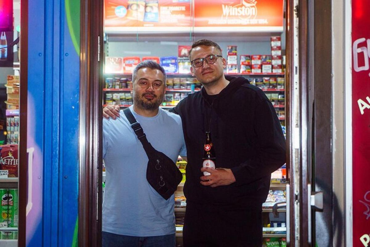 twee mannen staan voor een winkel