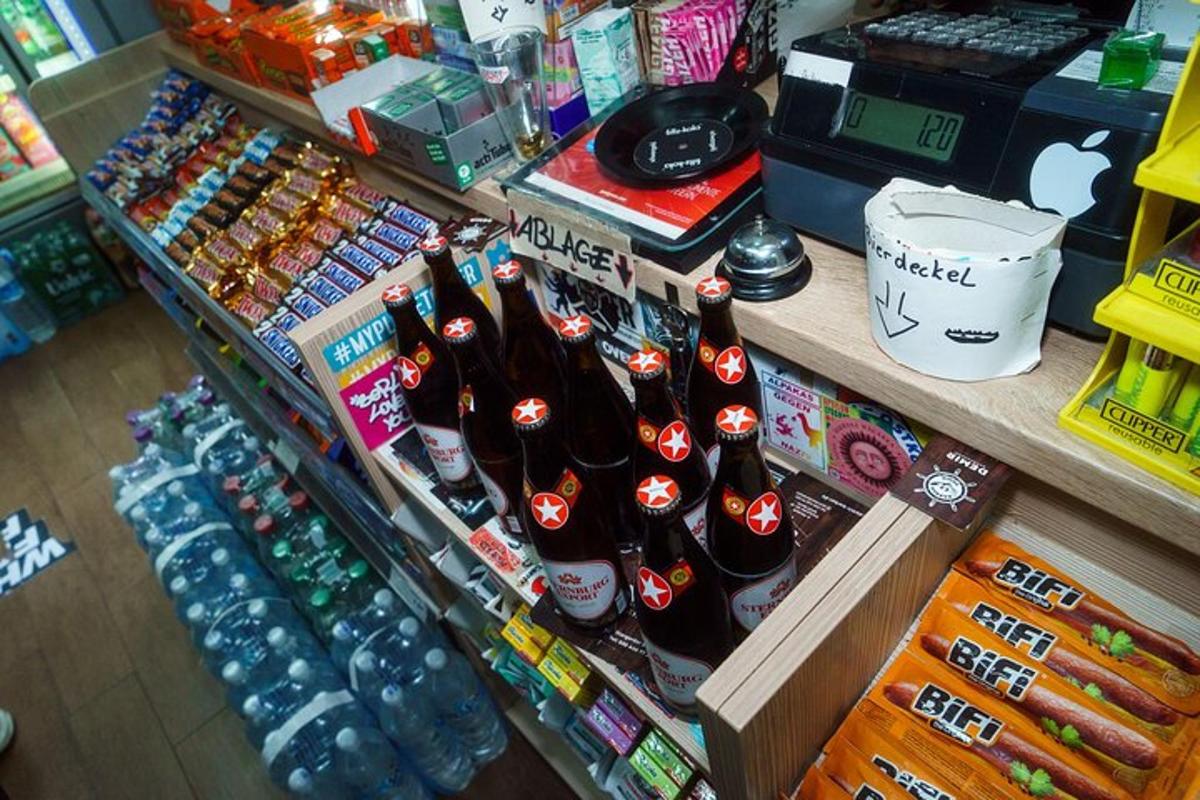 sebuah kedai dengan sekumpulan botol bir