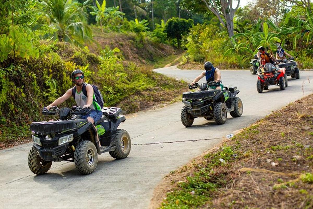 un gruppo di persone che guidano quad su una strada