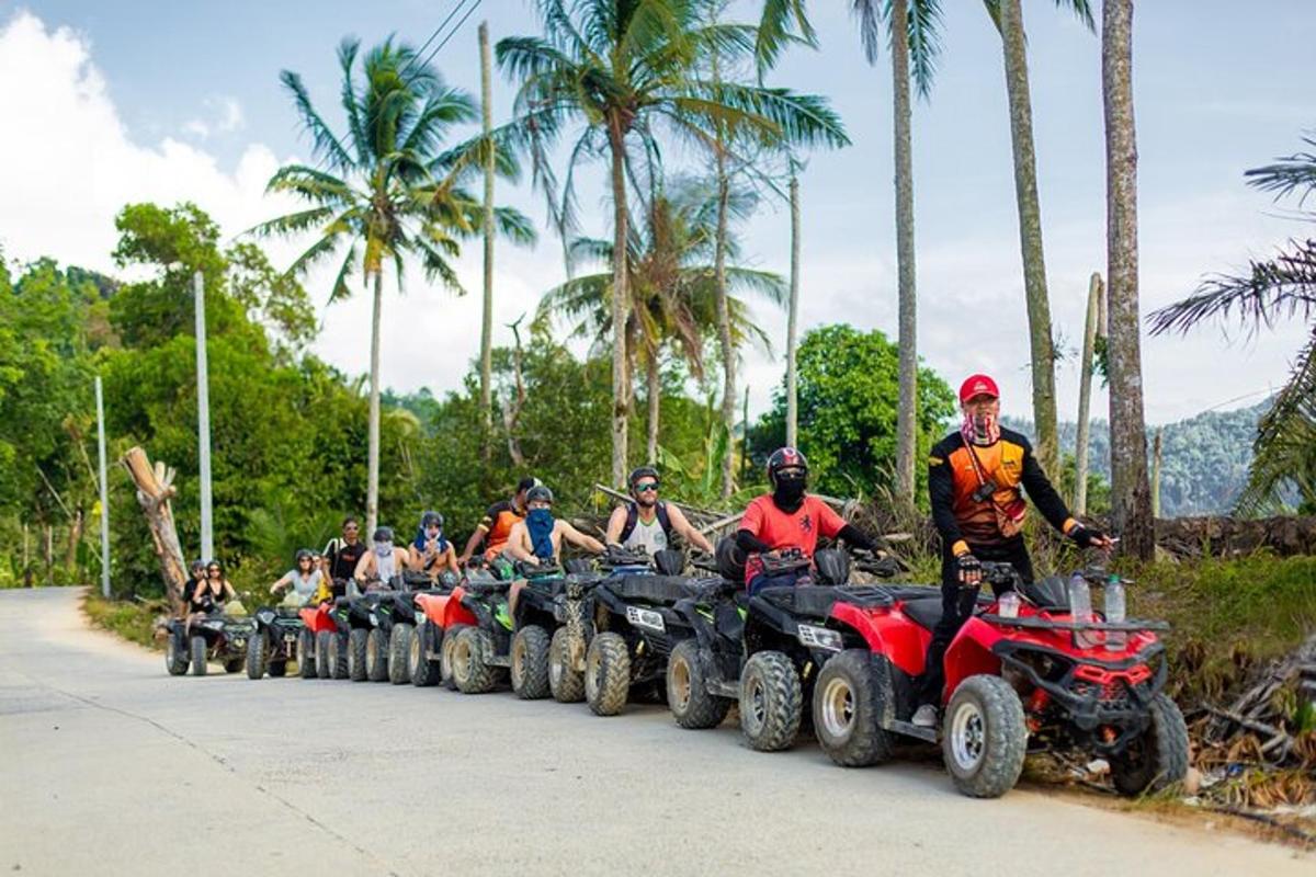un gruppo di persone che guidano quad su una strada