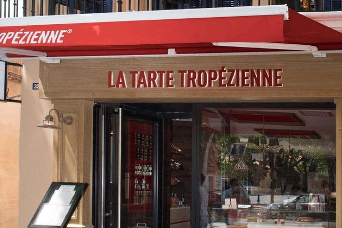un magazin cu o copertină roșie deasupra ușii