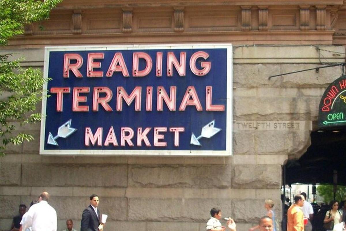 un indicator pentru o piață de terminale de închiriere pe lateralul unei clădiri
