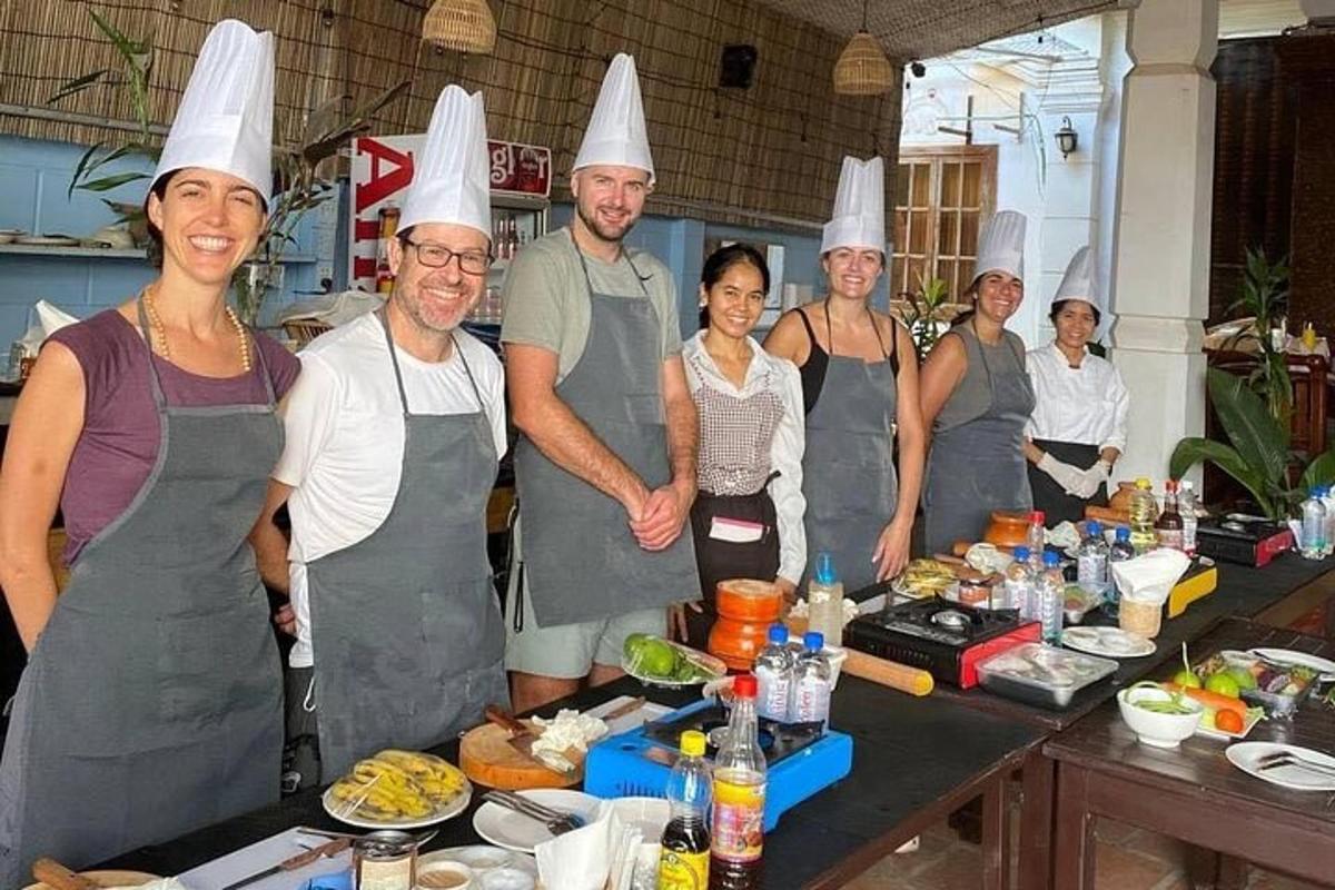 un gruppo di persone che indossano cappelli da chef in una cucina
