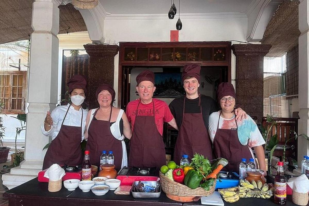un gruppo di persone in piedi in una cucina