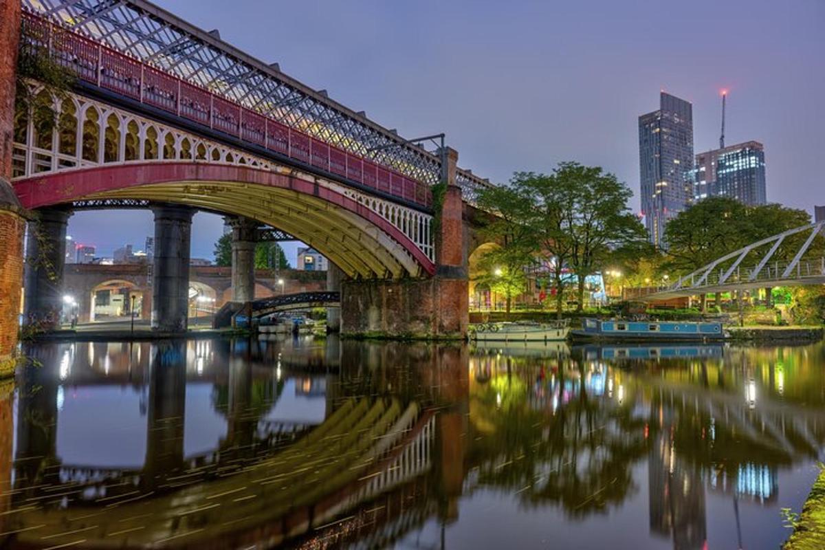 夜晚的城市河流上的一座桥