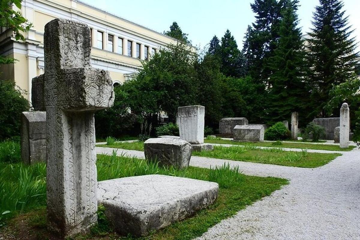 skupina kamenných památek před budovou