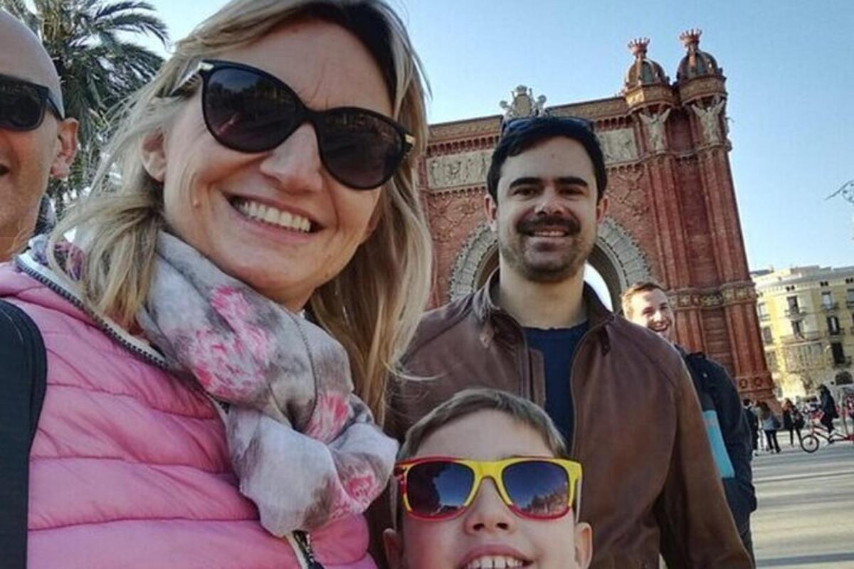 una donna e un bambino in piedi davanti a un edificio