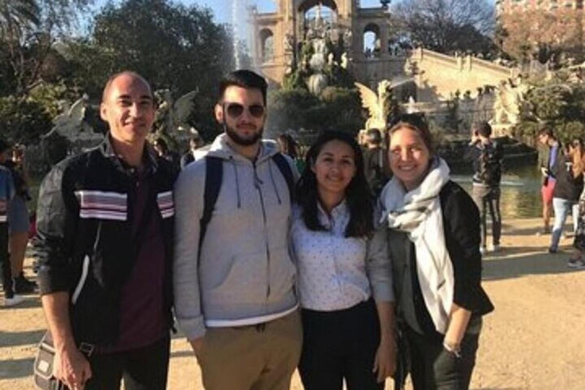 Un grupo de personas de pie frente a un edificio.
