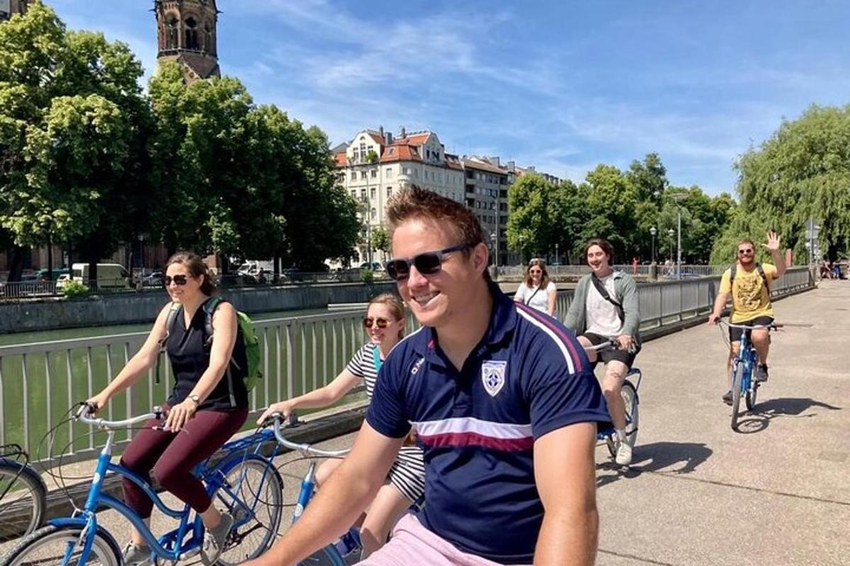 skupina lidí jedoucích na kolech na mostě