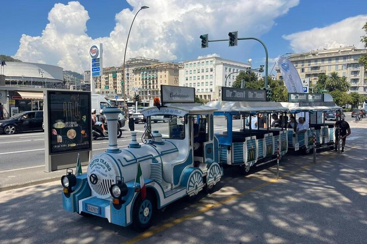 majhen vagon vlaka na mestni ulici