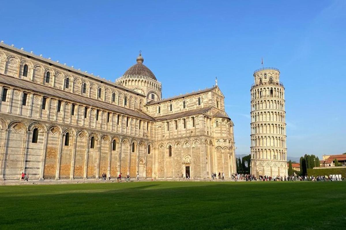 um grande edifício com uma catedral e uma torre inclinada