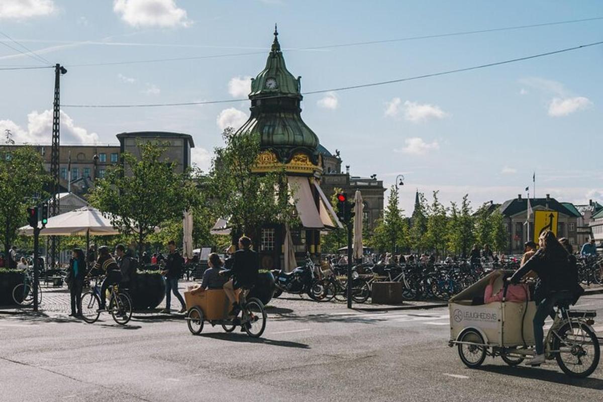 група людей, що їдуть на велосипедах по вулиці