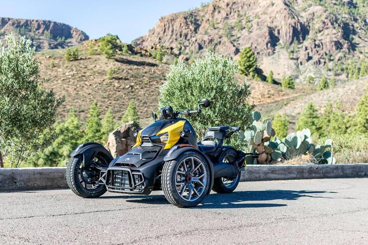 černožlutý motocykl zaparkovaný na silnici