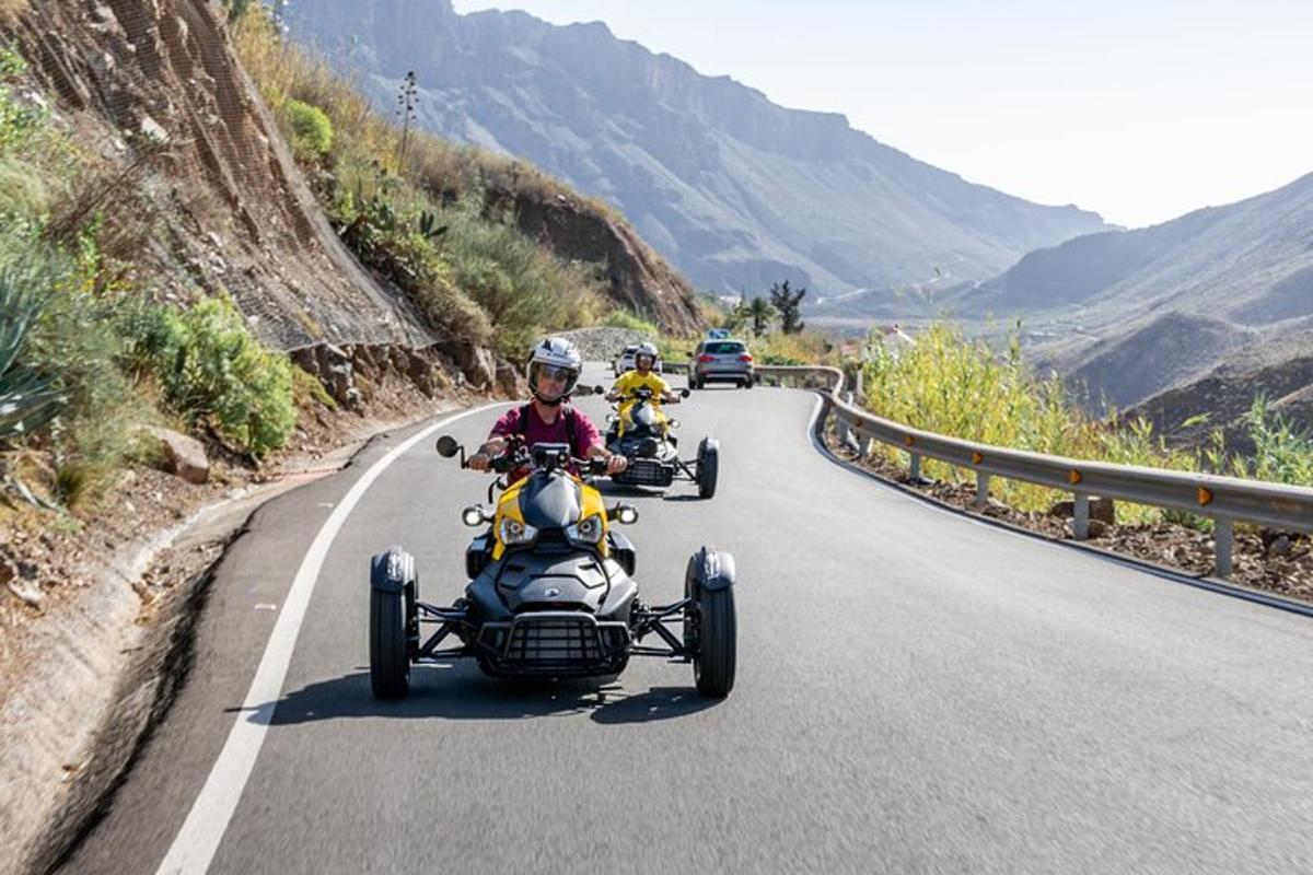 isang grupo ng mga tao na nakasakay sa isang four wheeler sa isang kalsada