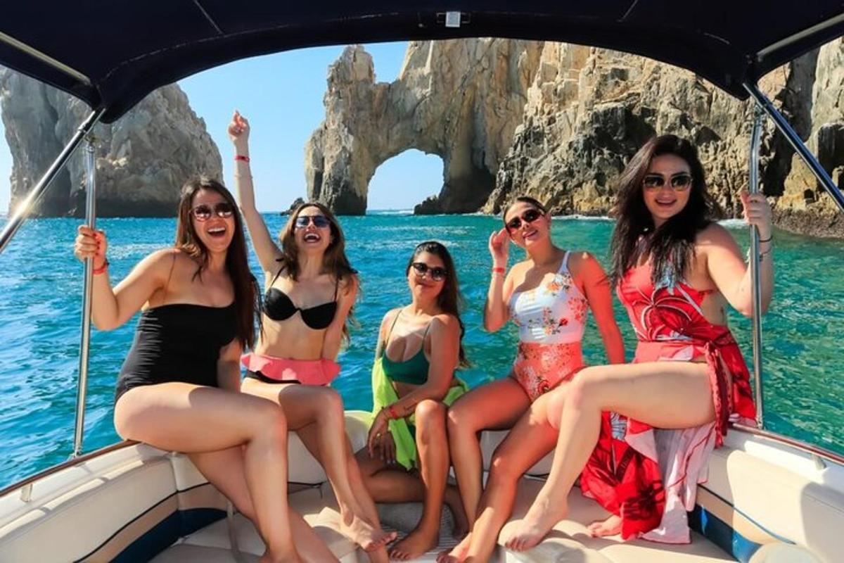 一群妇女坐在水中的船上