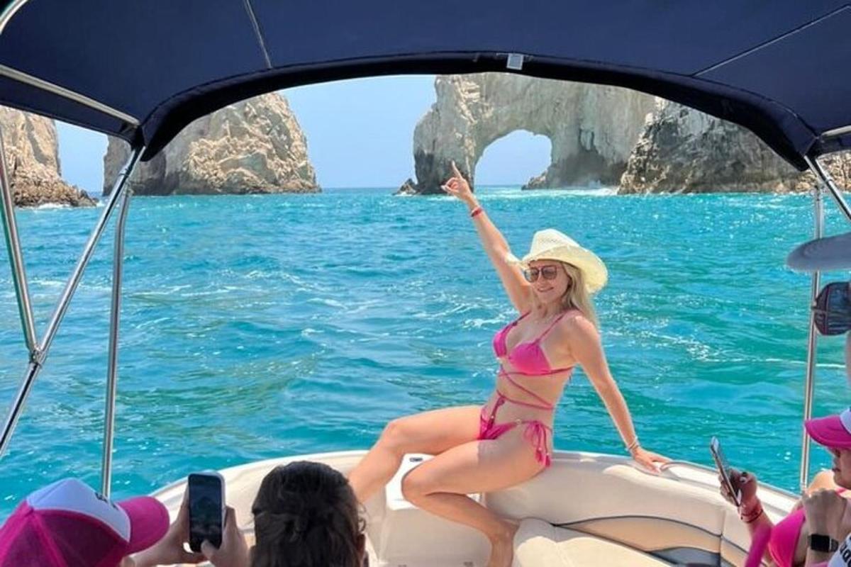 ženska v bikiniju sedi na čolnu v vodi