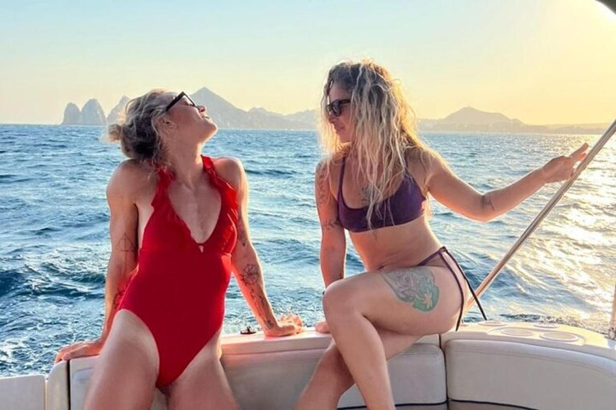 Δύο γυναίκες με μαγιό σε μια βάρκα στον ωκεανό