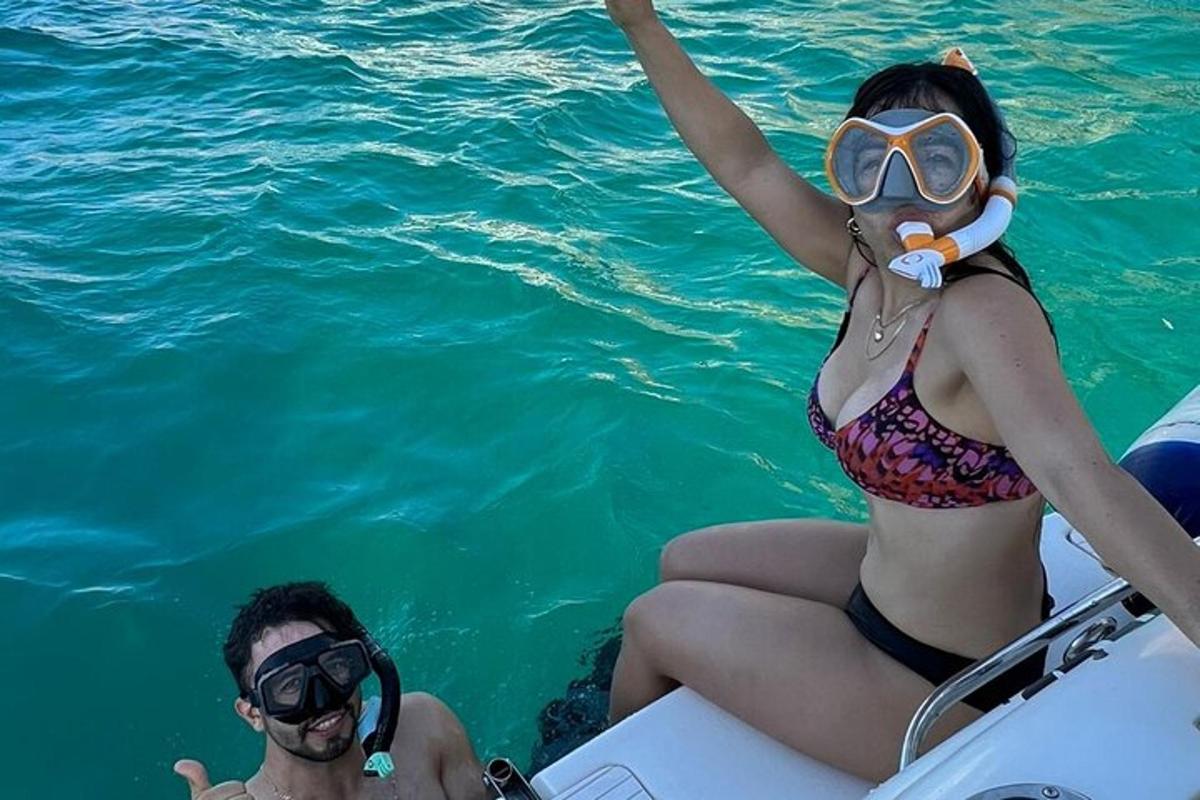 Μια γυναίκα με μπικίνι κάθεται σε μια βάρκα στο νερό