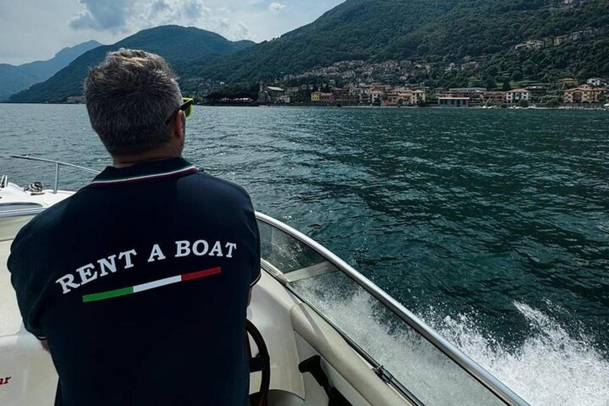 un bărbat călare pe o barcă pe apă