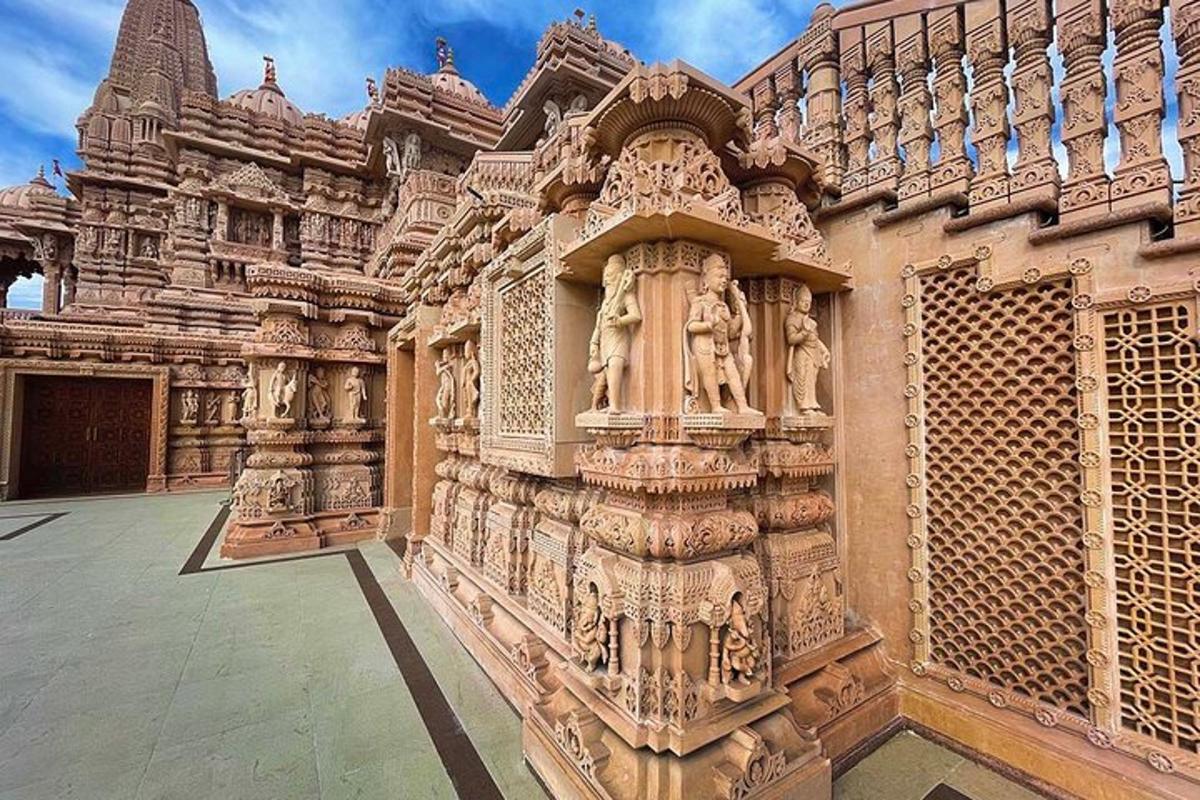 Un edificio con estatuas a los lados.