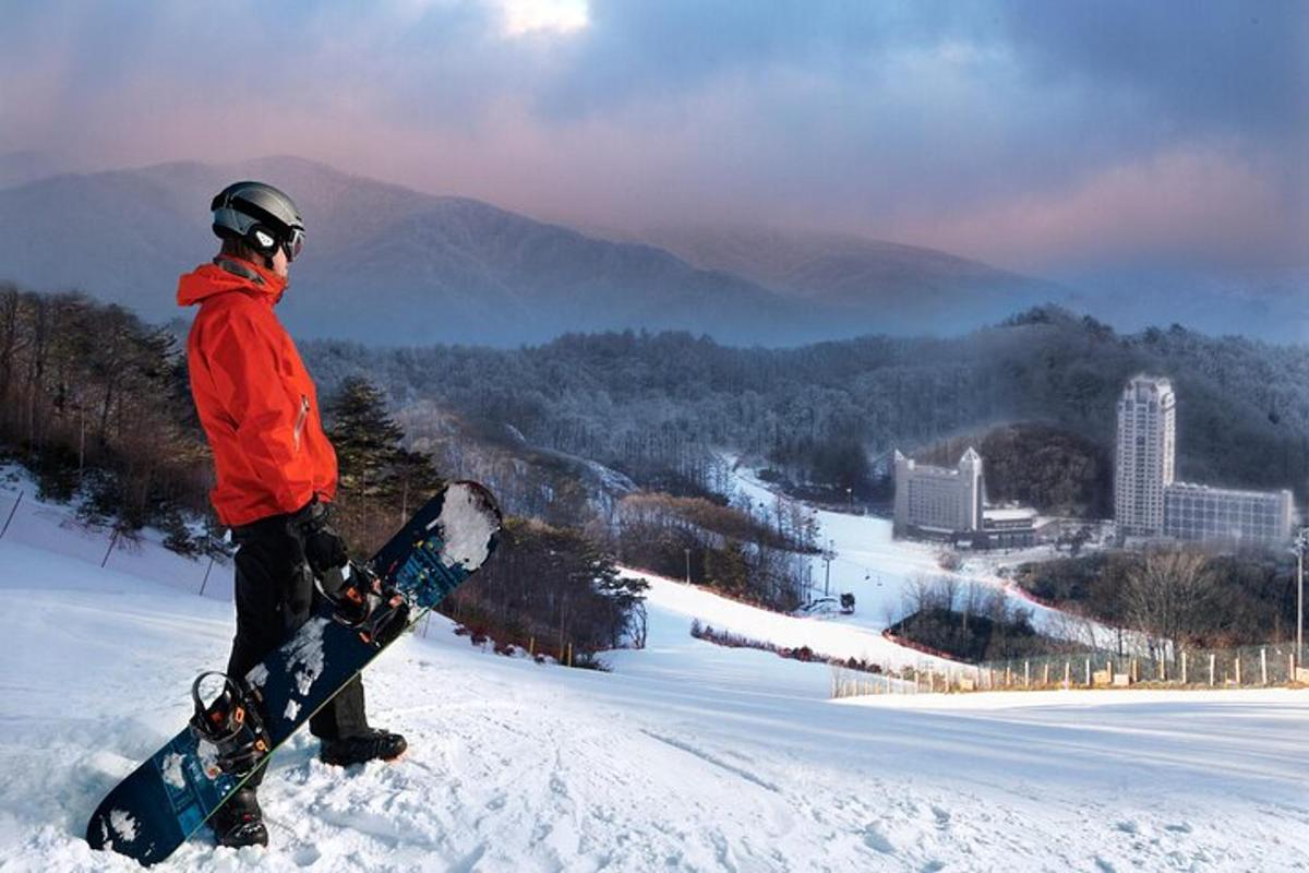 karla kaplı bir yamaçta snowboard tutan bir kişi