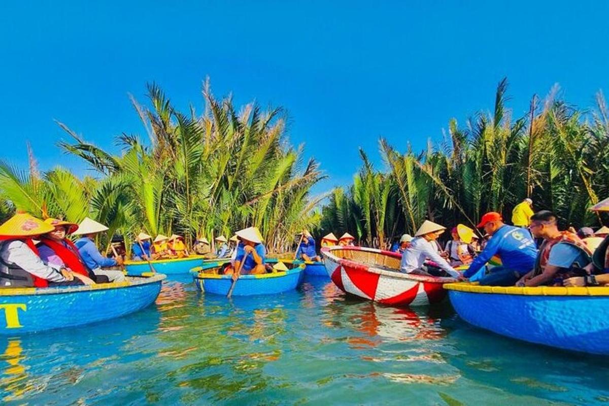 un gruppo di persone in barche sull'acqua