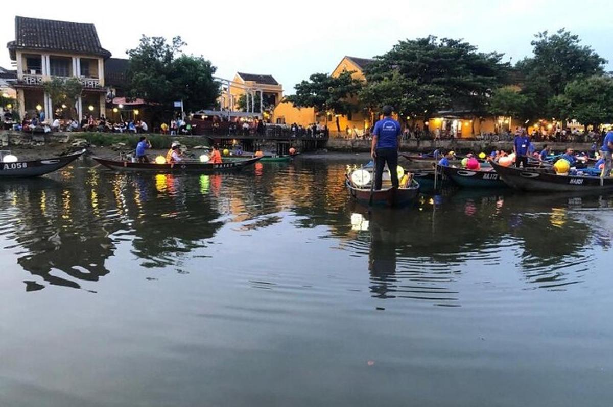um grupo de pessoas em barcos na água