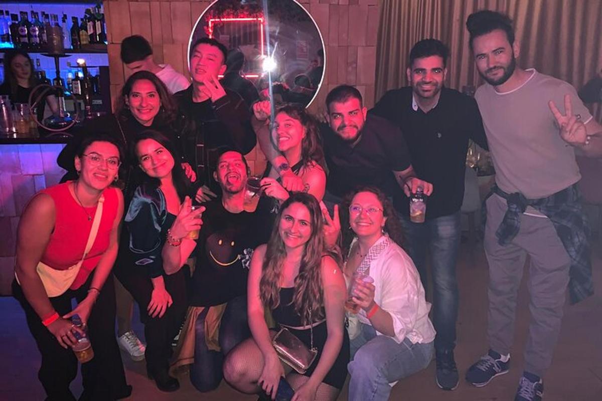 un gruppo di persone che posano per una foto a una festa