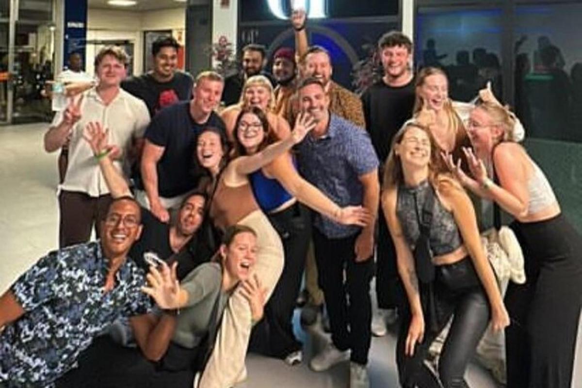 un gruppo di persone che posano per una foto