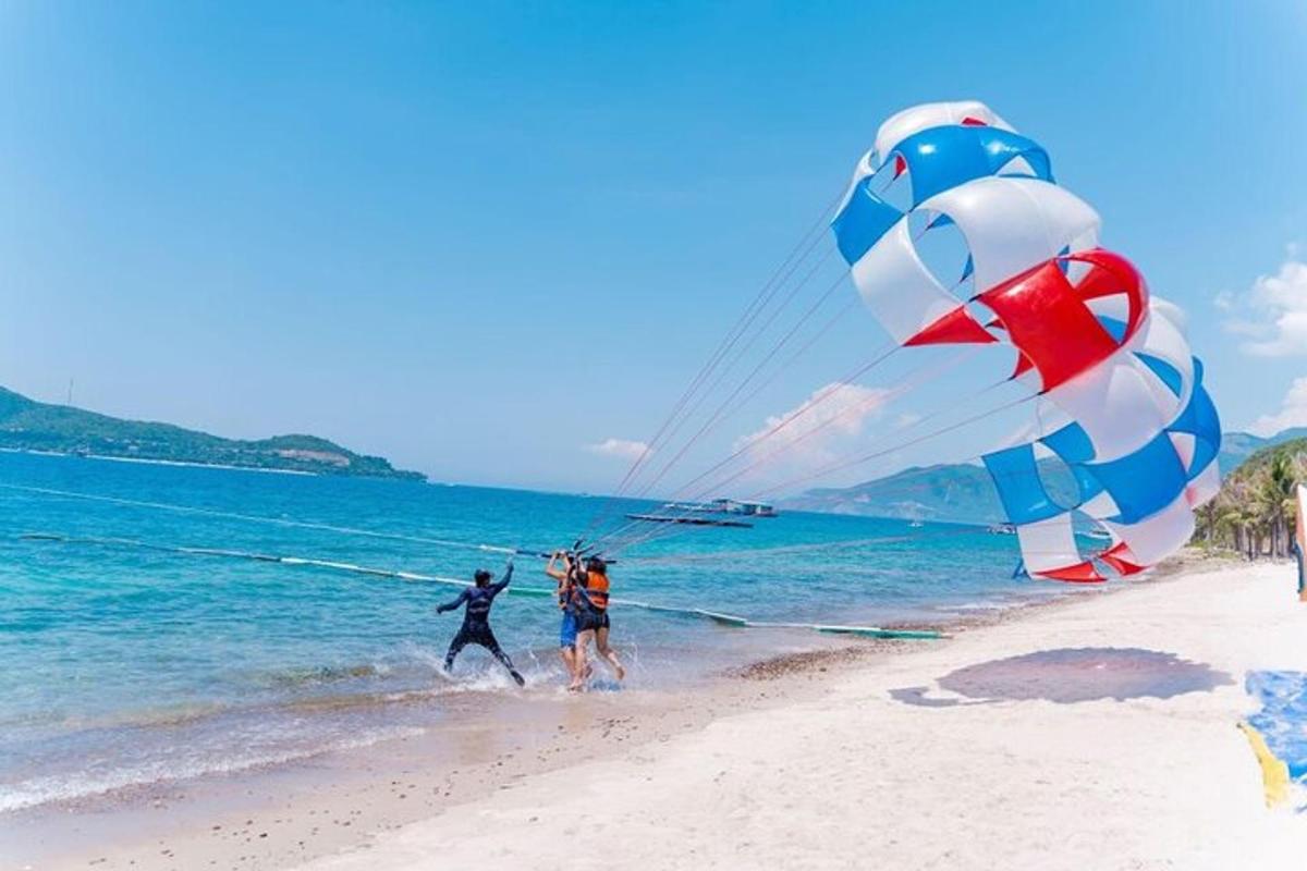 due persone su una spiaggia che fanno volare un aquilone