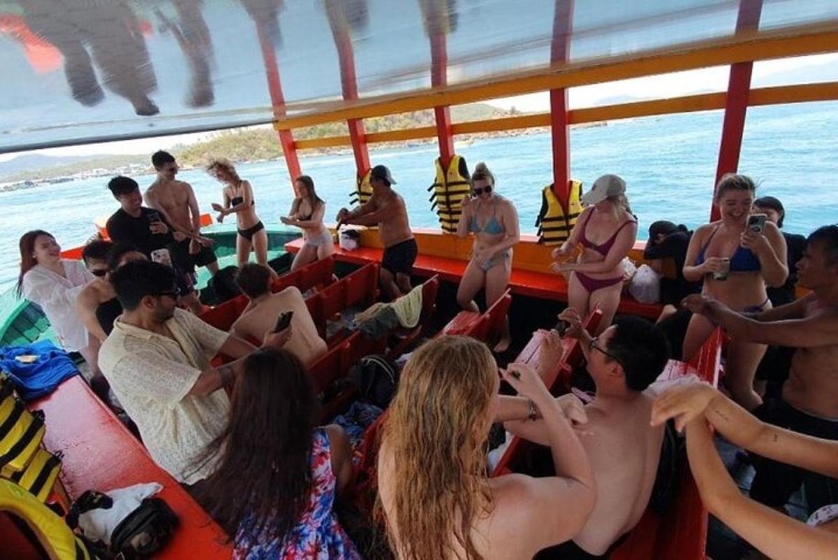 un gruppo di persone sedute su una barca