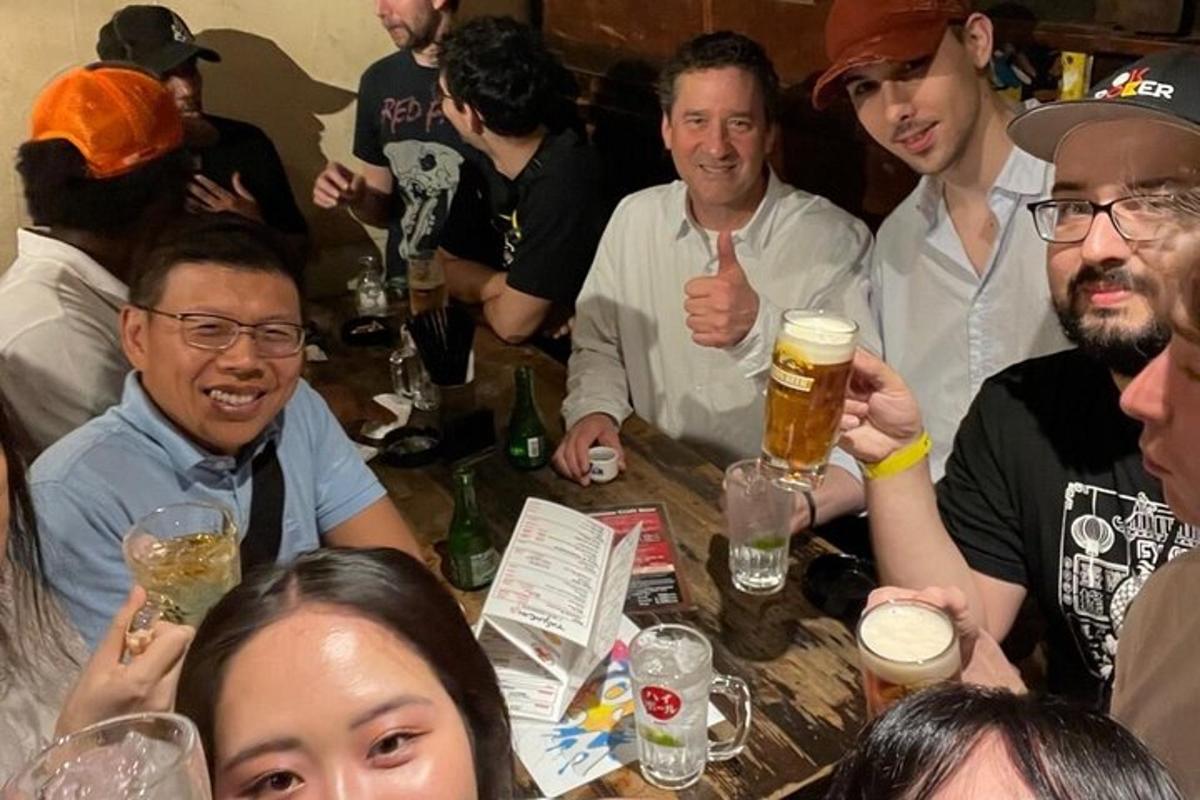 맥주를 마시며 테이블 주위에 앉아 있는 사람들