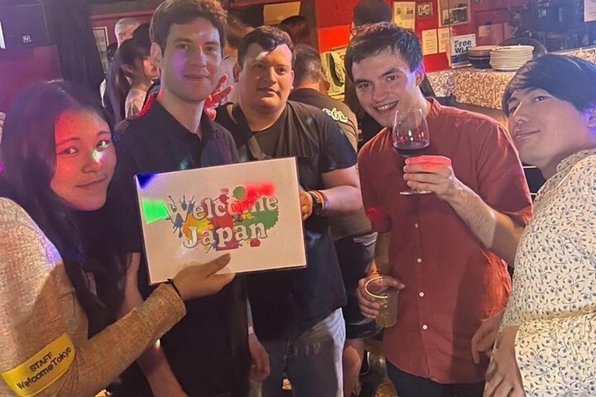 skupina lidí pózujících pro fotografii na večírku