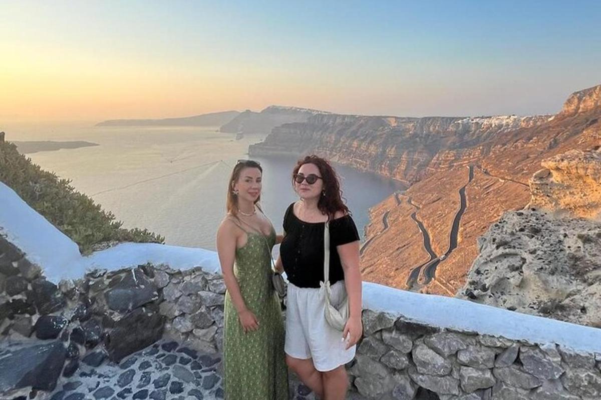 dvě ženy stojící na okraji hory