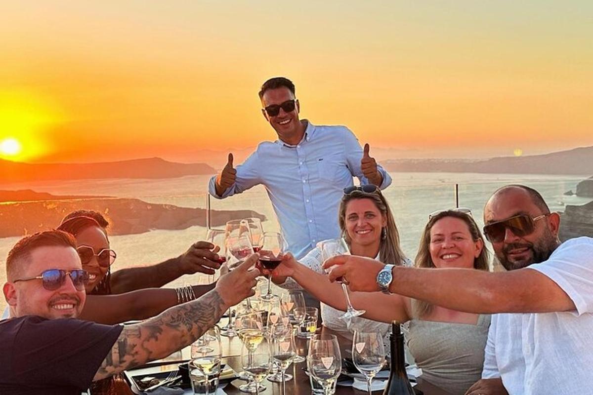 un gruppo di persone sedute attorno a un tavolo con bicchieri di vino