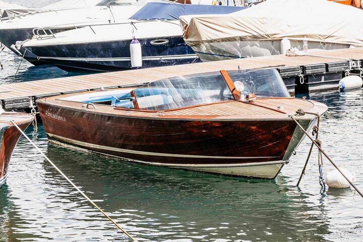 um barco de madeira está atracado em uma doca