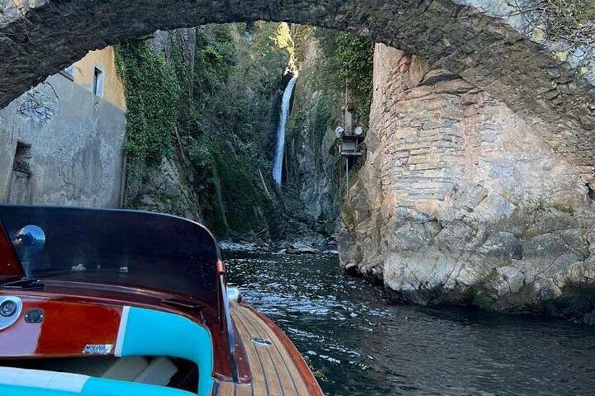 egy híd alatt lefelé haladó hajó a folyón