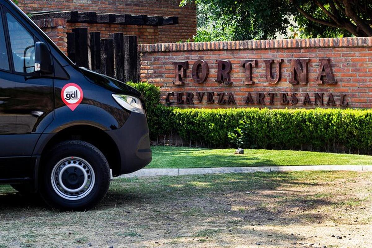 Un coche aparcado delante de un edificio con un cartel.
