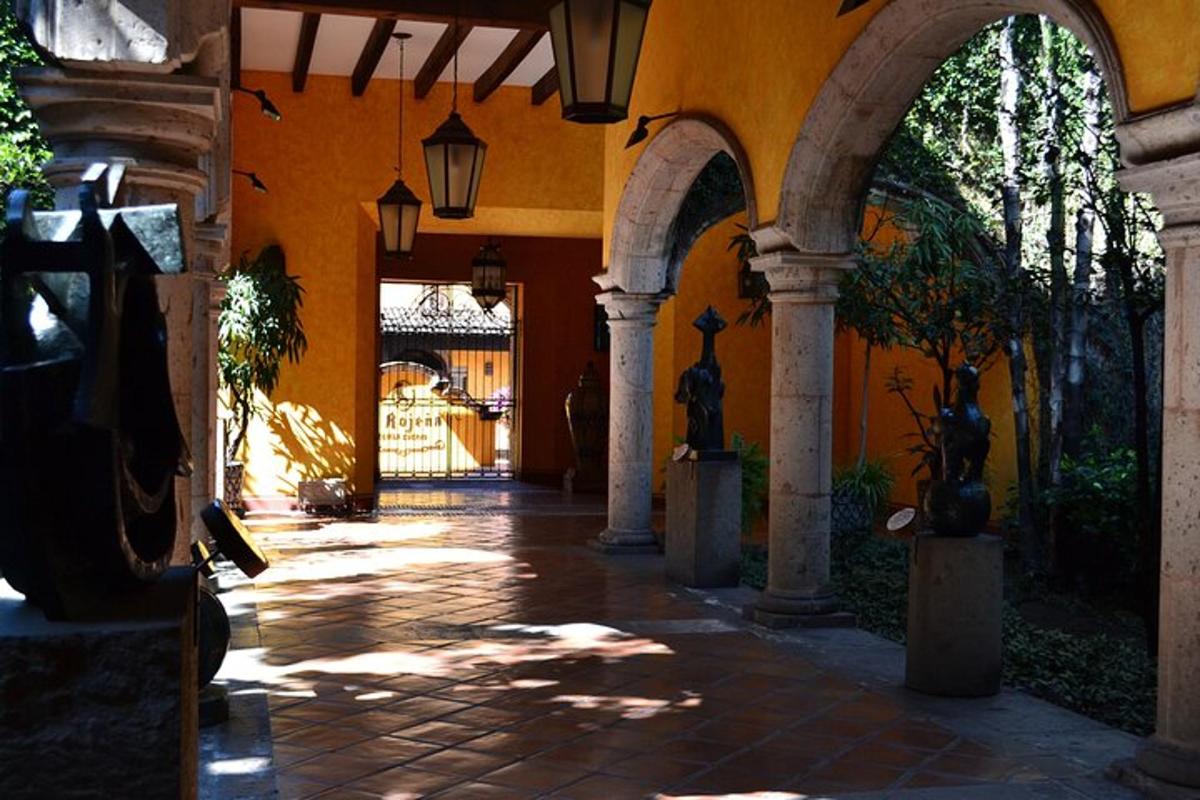 Una entrada a un edificio con arcos y un patio.