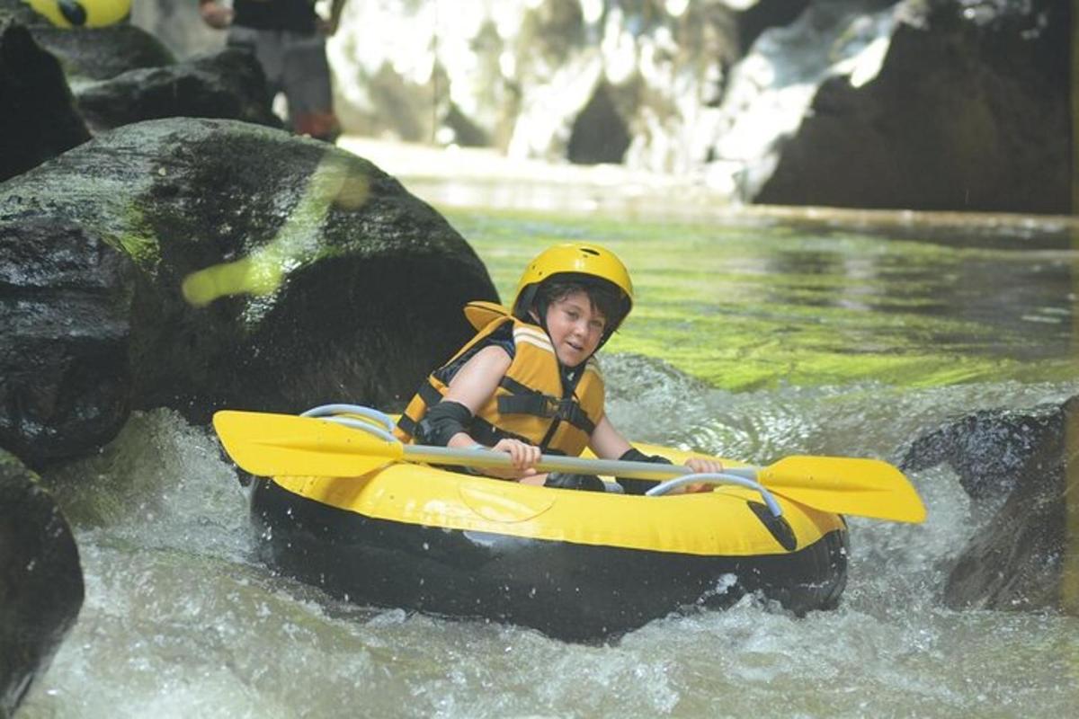 seorang budak lelaki di dalam rakit di sungai