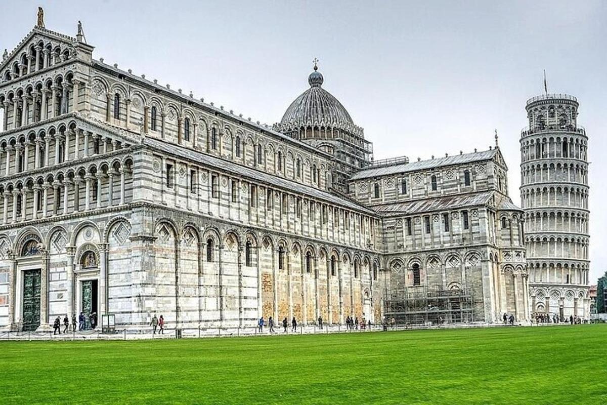 un grande edificio con una cattedrale e una torre pendente