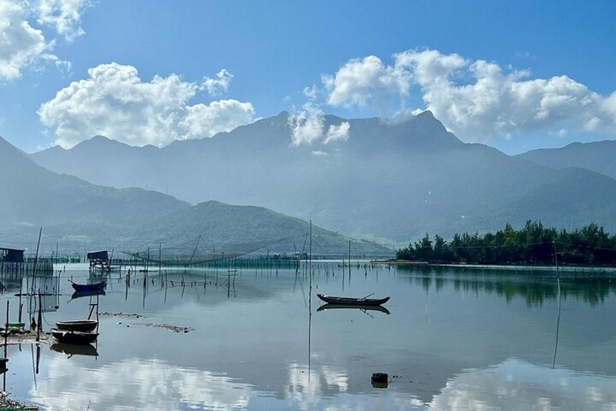 dois barcos em um lago com montanhas ao fundo