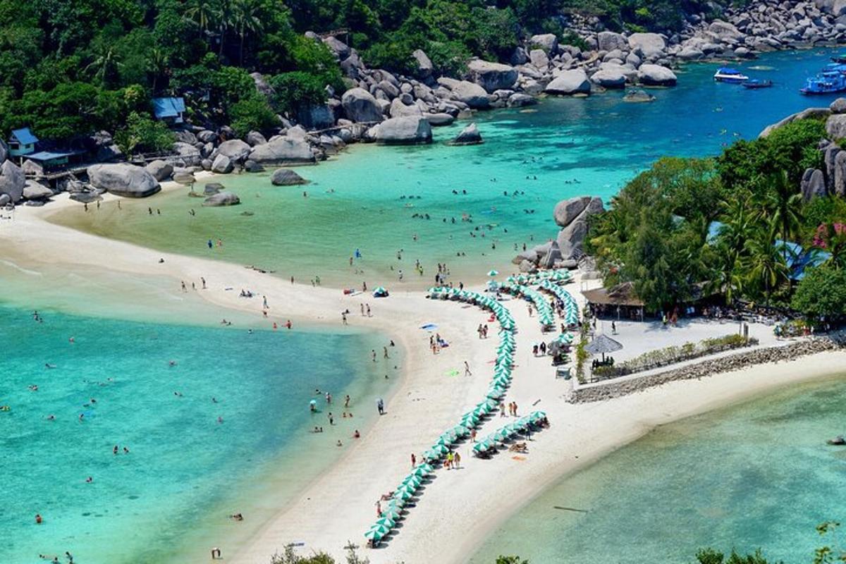 ein Strand mit vielen Leuten im Wasser