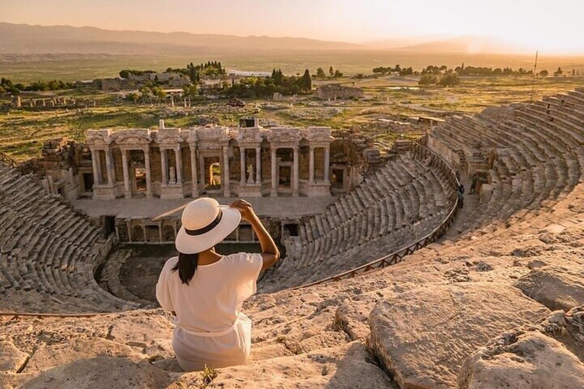 una donna che scatta una foto di un anfiteatro